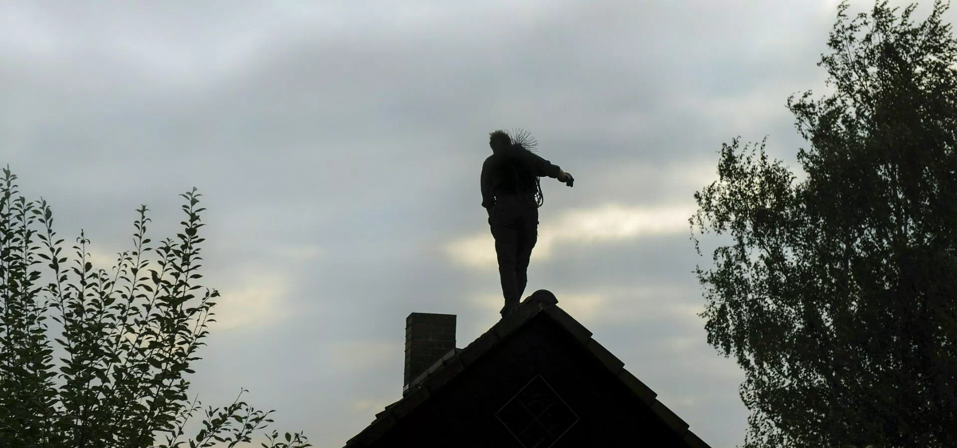 Kominiarz na dachu